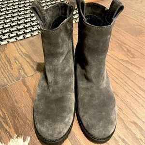 Splendid Chelsea style cozy lined soft suede boot